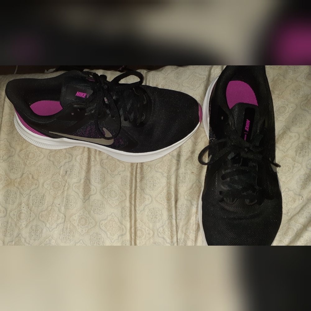 Nike - Picture 2 of 4